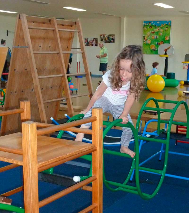 seacliff-kindergym-photo-gallery-girl-climbing